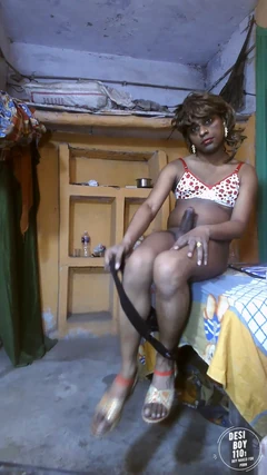 여친의 옷을 입고 자위하고 즐기는 소년 인도 포르노 비디오