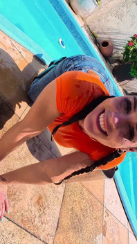 Si rambut coklat dengan pantat besar basah dikongkek muka di tepi kolam