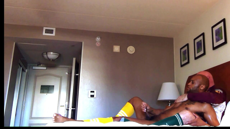 Kennie Jai: Kennie jai wird vom trainer massiert