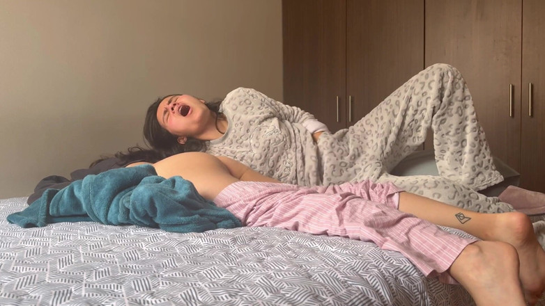 scarlettandc: Je peux enfin fourrer mon nez dans son cul puant