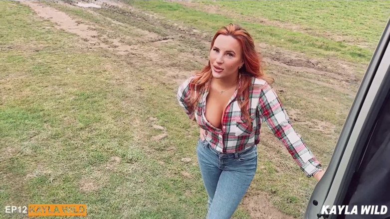 Kayla Wild: Une femme rousse excitée abandonne son mari pour baiser un étalon...