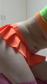 Sexy zimmerreinigung eines vollbusigen japanischen mädchens, große titten verschütten tank top, Micro Mini Rock, Tanga-Wedgie-arsch und muschi, hohe Socken