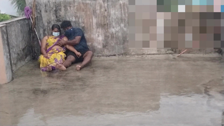 Tamil lesbian: Deštný sex na terase