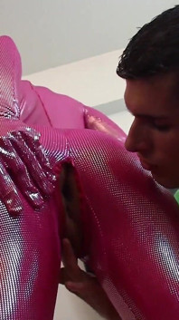Cachonda vestida de látex le encanta ser follada por la polla dura de su novio