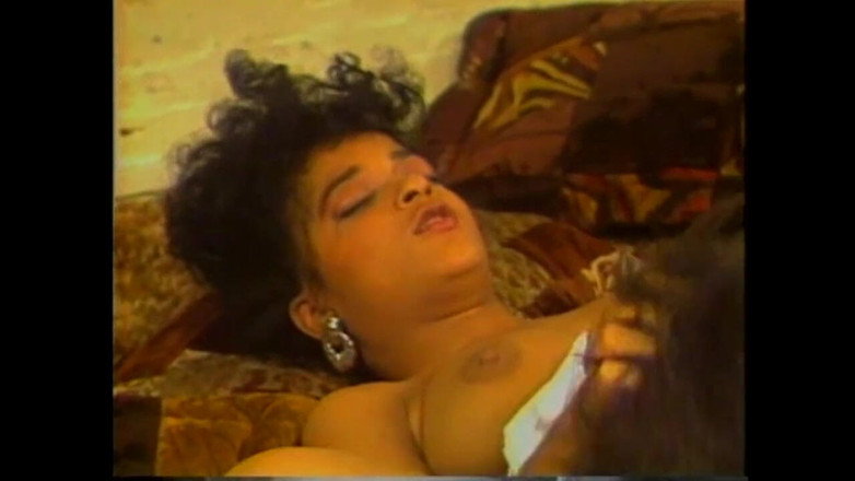 Vintage Usa: 夫が義理の娘とセックスしている間、妻が自慰する