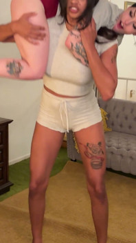 Giantess 5ft2 nonbinary hatununu kaldırıyor ve taşıyor