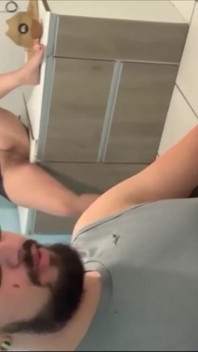 Ben çalışırken sürtük kendine teklif etmeye geldi ve ona istediğini verdim, götten yarak