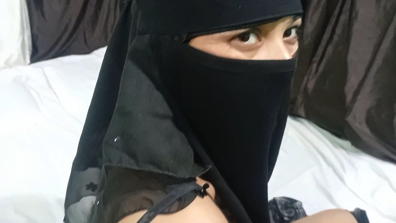 Dearshivani: Awek muslim suka menghisap zakar di hotel