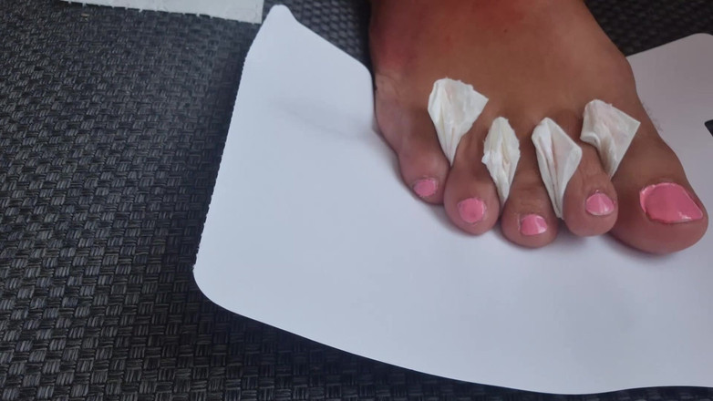 SavageHeater59: Tırnaklarımı, ayaklarımı ve ellerimi pembe renkte yapıyorum