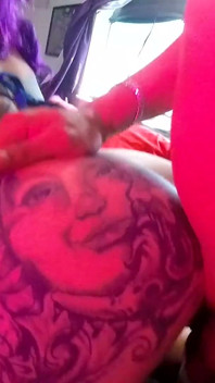 Destrozo la sexy Stella Mae con un culo tatuado con peluca morada