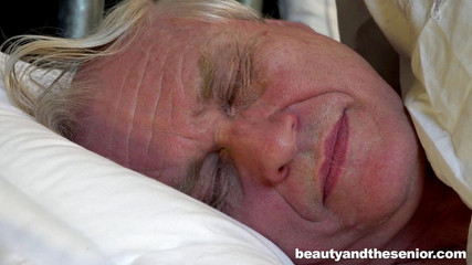 Granddadz: Alice Marshall & Daniel, cặp đôi già và trẻ hư hỏng đụ