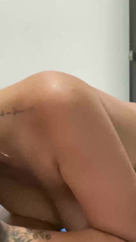 Em primeiro plano - loira tesuda chupa e cavalga um pau grande