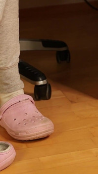 Chaussettes blanches coquines - pendent et taquinent les pieds en sueur