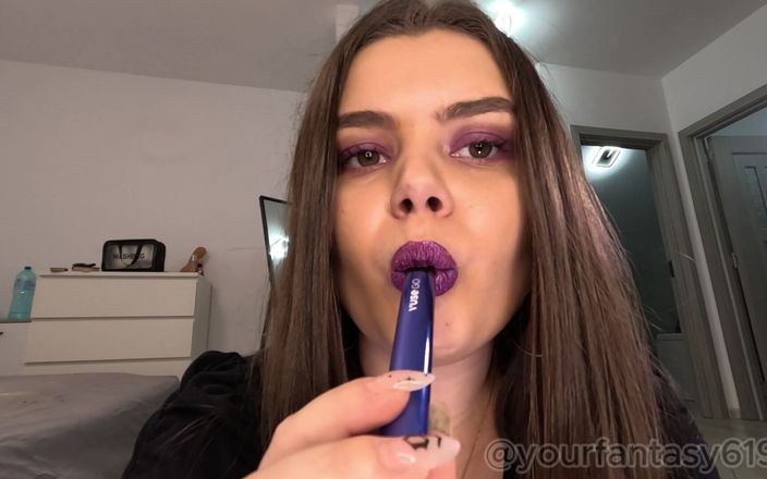 Your fantasy studio: Сексуальное курение и вейпинг крупным планом с блестящей фиолетовой губной помадой