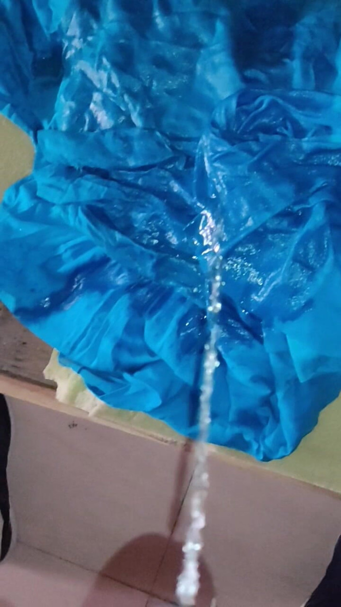 Satin And Silky: Атласний шовк писяє порно - писяє на костюм медсестри Сальвар в роздягальні (52)