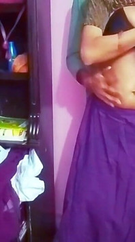보라색 사리를 입고 남편을 행복하게 만든 인도 바비