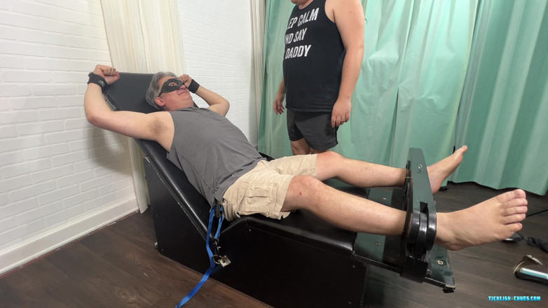 Ticklish Chubs: 臭名昭著的阿基里斯被挠痒痒！