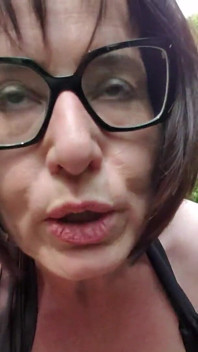 Correr desnudo al borde de la carretera con Squirt