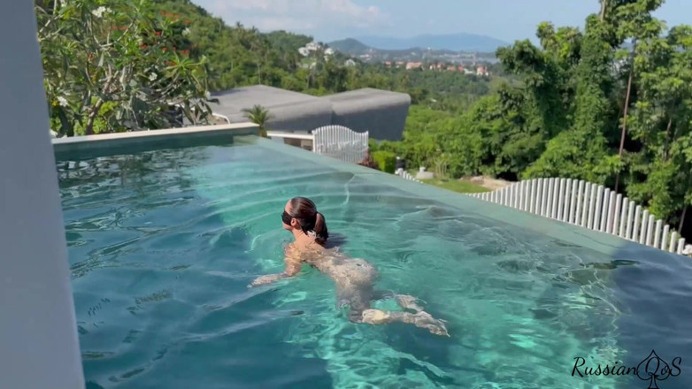 RussianQOS: Melancap di tepi kolam di Villa Mewah