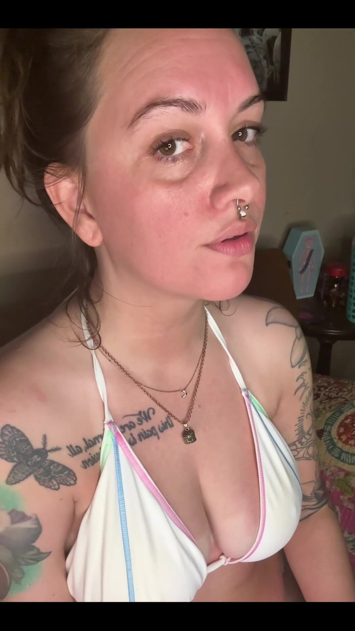 Chery Trees: Chery Trees fumando en bikini