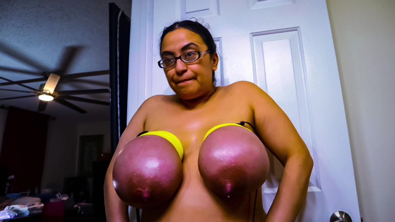 VeeVee Vixen: Țâțe violete pe laptele capră