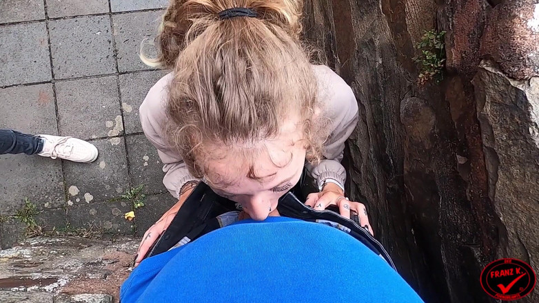 German Fuck Girls: Orang ramai! Blowjob berisiko dalam perjalanan ke istana!