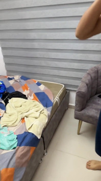 Assume una latina con culo grosso per aiutarmi a pulire la casa