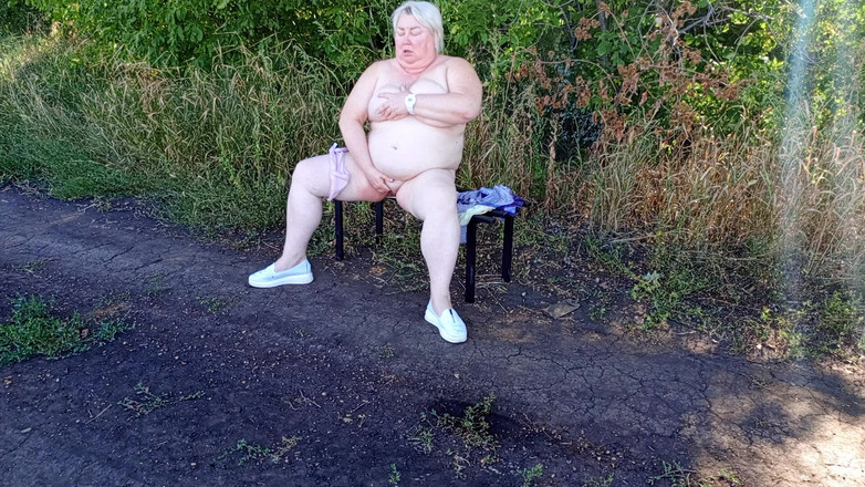 Zona901: A Neighbor in the Park Undresses and Masturbates to Orgasm...