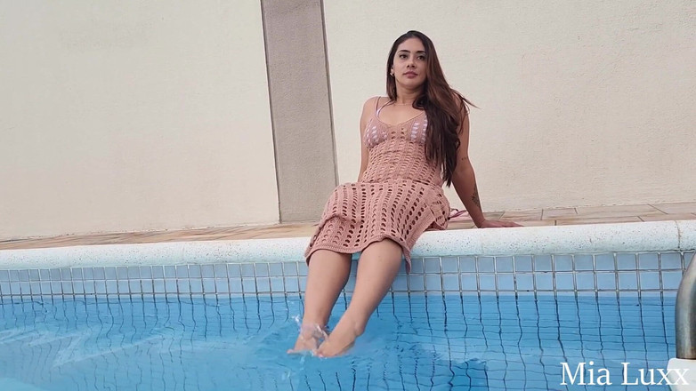 Mia luxx: Seksi Mia Luxx terli ayaklar ve yumuşak tabanlar havuz tatilinde...
