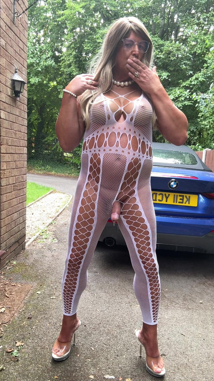 Kellycd2022: 흰색 망사 캣수트와 힐을 신은 섹시한 크로스드레서 Kellycd20222