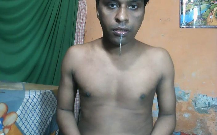 Indian desi boy: Индийский паренек развлекается с членом и плюет на член