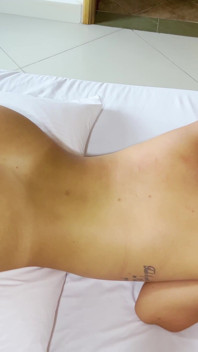 Una timida teen bionda viene scopata dal suo capo dopo il lavoro video completo