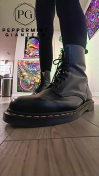 6'7 cewek raksasa di doc martens ganas - slow mo