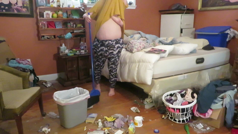 BBW nurse Vicki adventures with friends: Bersih-bersih kamarku berpakaian lalu topless
