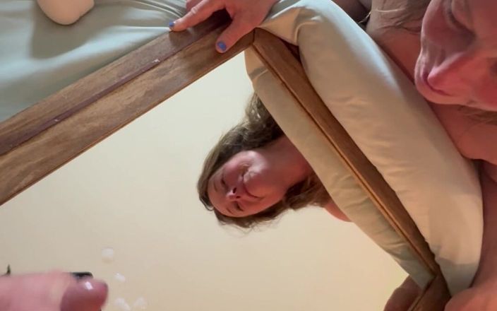 Bonewizzard69: Người mẹ nóng bỏng xem bố bắn tinh của mình...