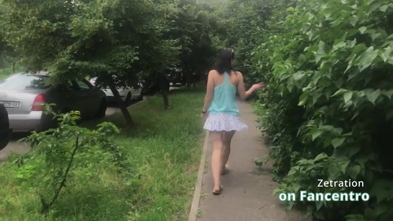 Zetration: 美しいブルネットがパンティなしで公園でいたずらをしている!