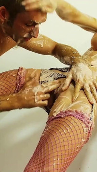 Cindy Behr viene coperta e scopata duramente in una sporca scena di sesso al cioccolato