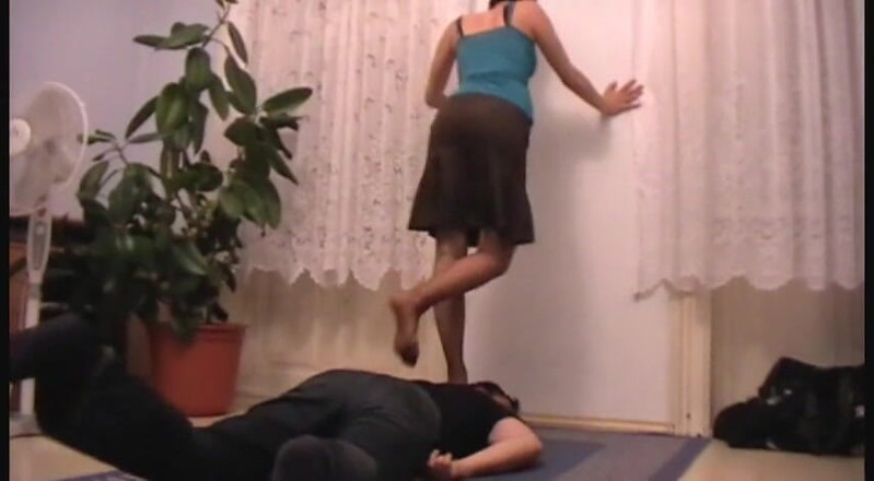 Femdom Austria: Stomping voor de slaaf
