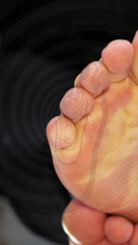Elle tombe dans la spirale des pieds