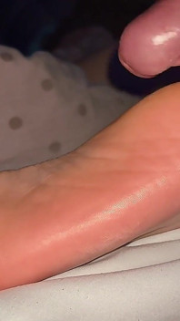 Close-up de Cum on Beautiful Soles Amateur Footfetish