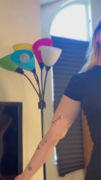 Ayla vixen fa un pompino ed offre di mettere giù tv remote