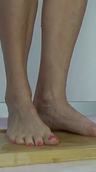 Je Fais Pipi Sur Mes Pieds Et Je Joue Avec Mes Jambes Avec De L’urine