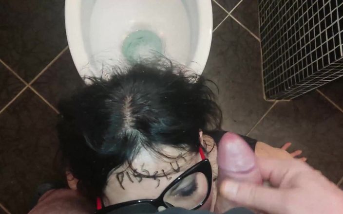 Toilet Mommy: Wynagrodzenie suki, to gruby kutas w jej ustach