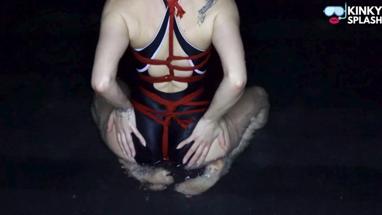UKCuteGirl Lucy Lauren: Nô lệ dây áo bơi trong nước: hogtied &amp; bịt miệng