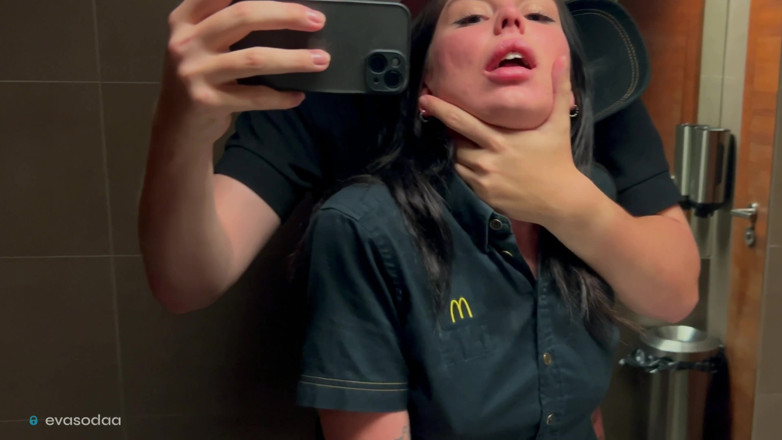 Eva Soda: Ryzykowny seks w toalecie, pieprzył pracownika Mcdonald's ponad rozlaną fantazję!