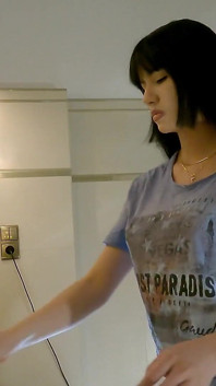 Tetas grandes culona morena latina muestra y extiende su coño y culo en el baño