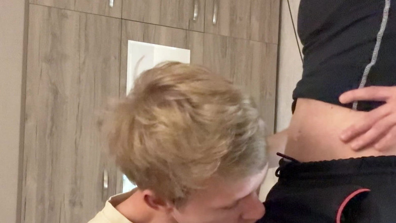 Max Gen: Guy nếm thử sự lớn của anh trai kế của...