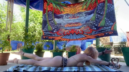 Serene Siren: Yoga bugil di luar ruangan yang bikin memeknya muncrat sampai...