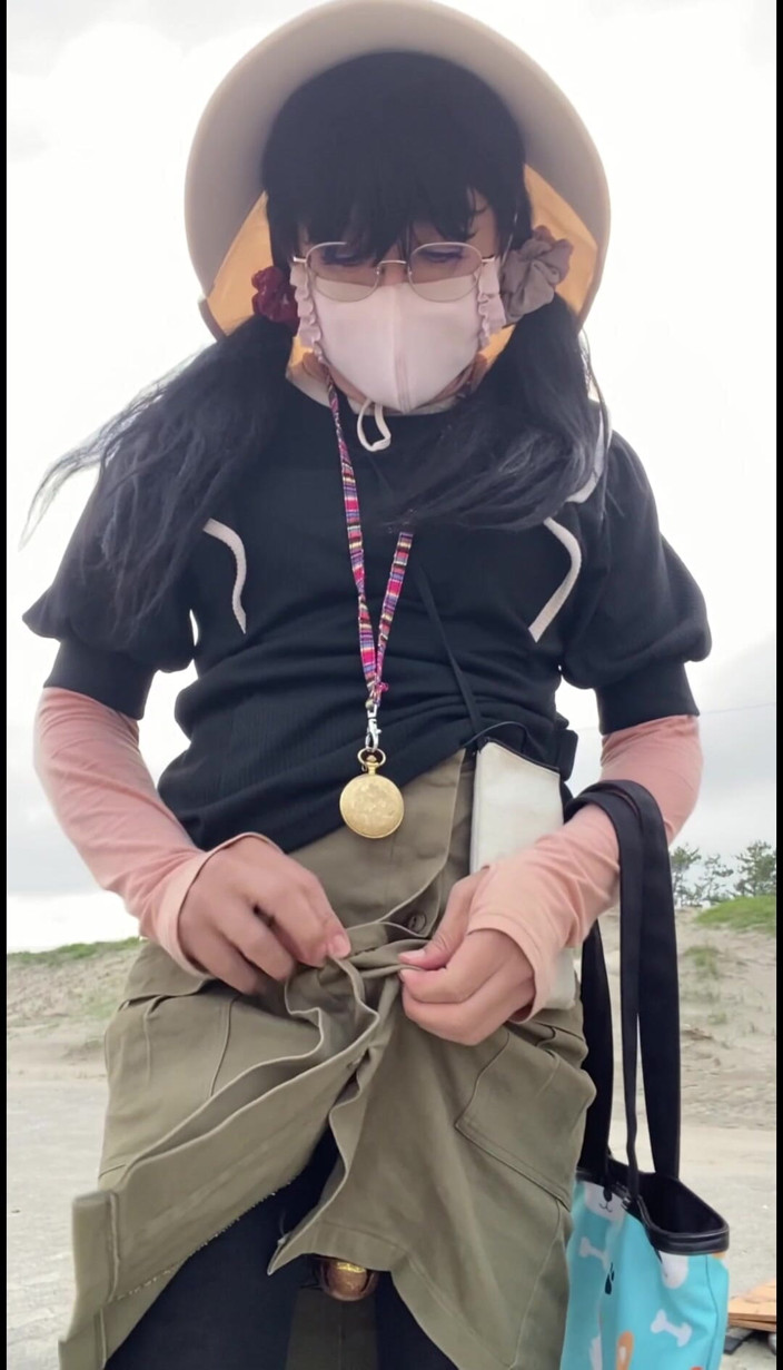 megu2002: No. 270 exponiendome en la playa