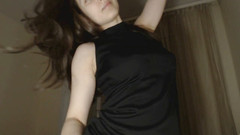 MyClearSky: Dojení prsou přes černé šaty